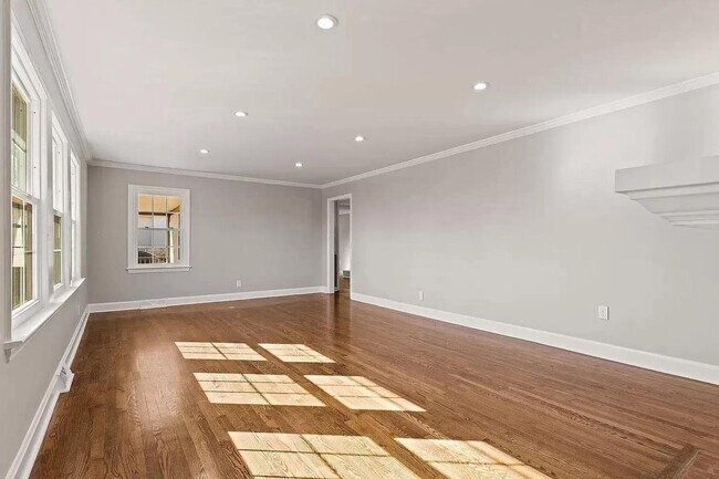 Foto del edificio - 305 Hillside Dr