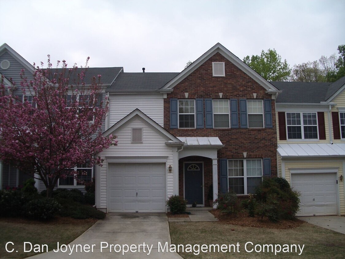 3 br, 2.5 bath House 104 Waterford Park Dr House Rental in Greer