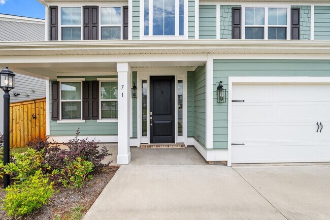 Foto del edificio - Gorgeous 4 BR, 3 BA Home With Easy Access ...