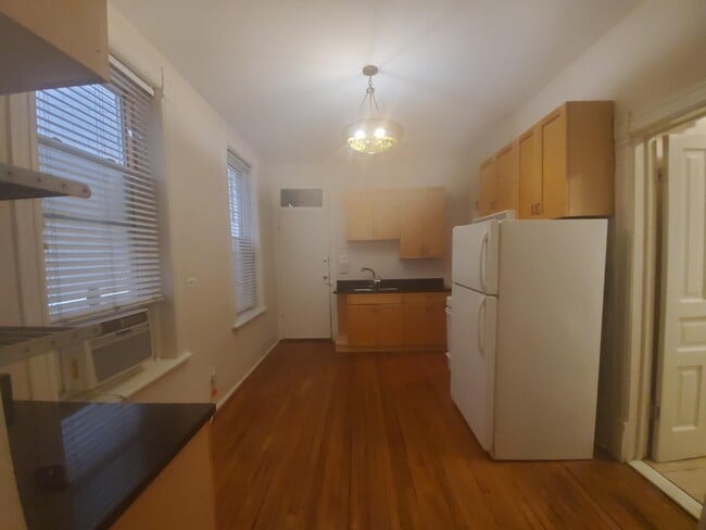 Building Photo - 1623 N Hermitage Ave