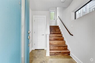Building Photo - 1504 Lorraine Loop