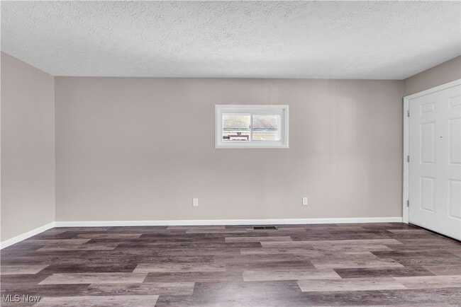 Building Photo - 533 Northfield Rd