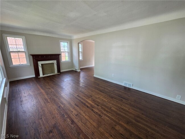 Building Photo - 1361 Villa Dr