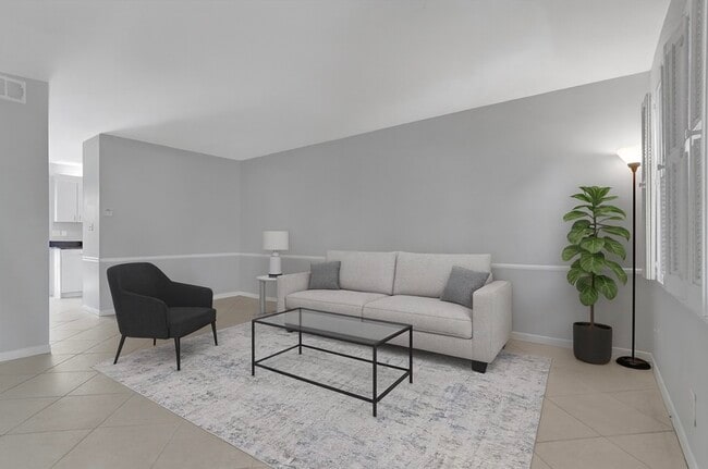 Building Photo - 12 NE 20th Ct