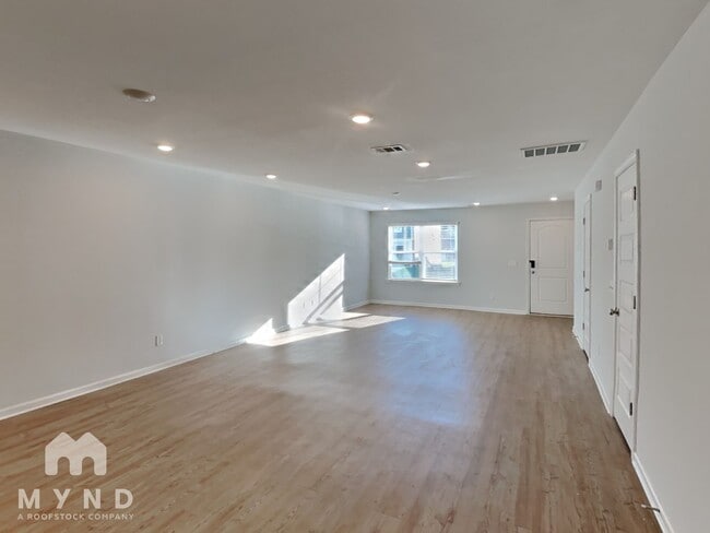 Building Photo - 28 Red Robin Ct