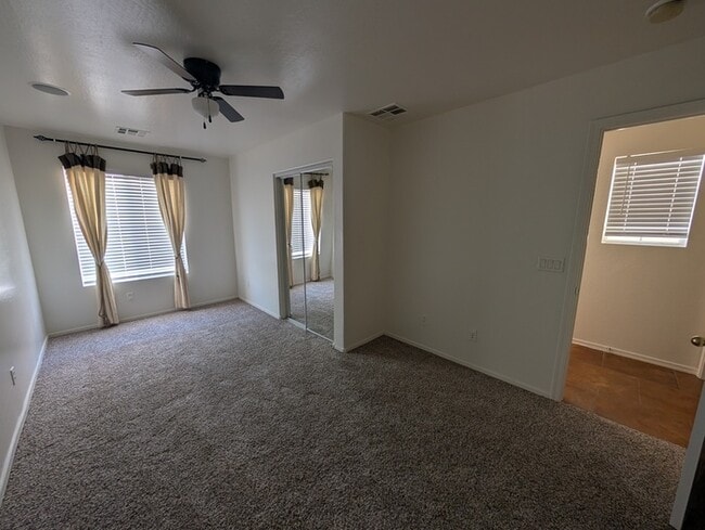 Building Photo - Tramonto Townhome - Tri-level