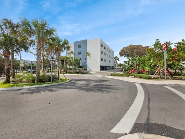 Foto del edificio - 105 S Riverside Dr