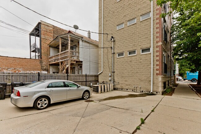 Building Photo - 1535 W Ohio St