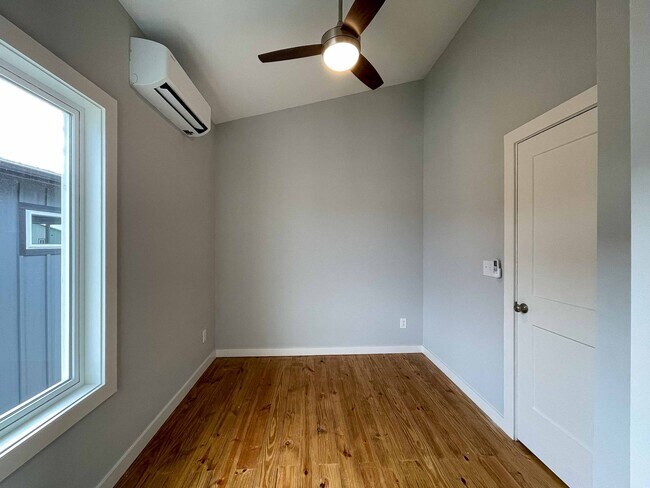 Building Photo - Beautiful Compact Cottage in South Asheville