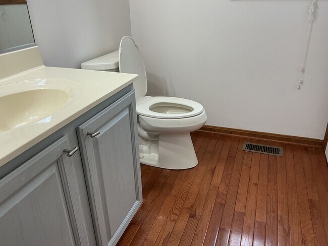 Foto del edificio - Welcome home!  Sought after Lake of the Woods!