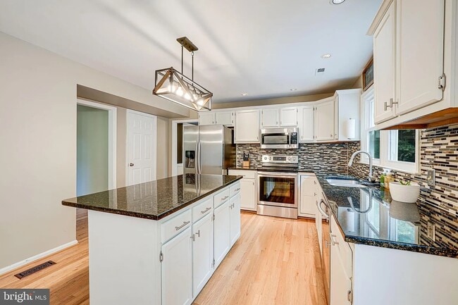Building Photo - 7 Apple Blossom Ct
