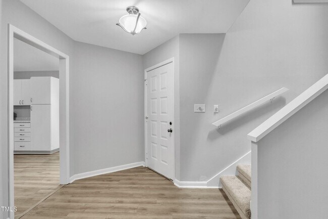 Foto del edificio - Spacious and Renovated 3BR Townhome in Cha...