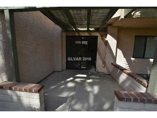 Building Photo - Large 3 bedroom townhome in Beautifully la...