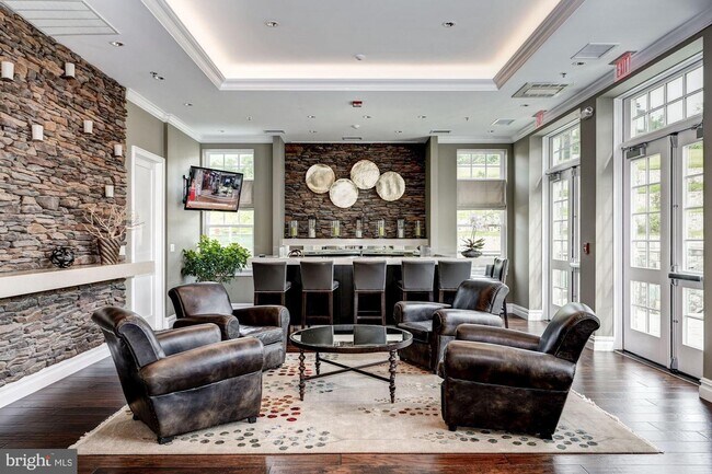 Foto del edificio - 8121 River Rd