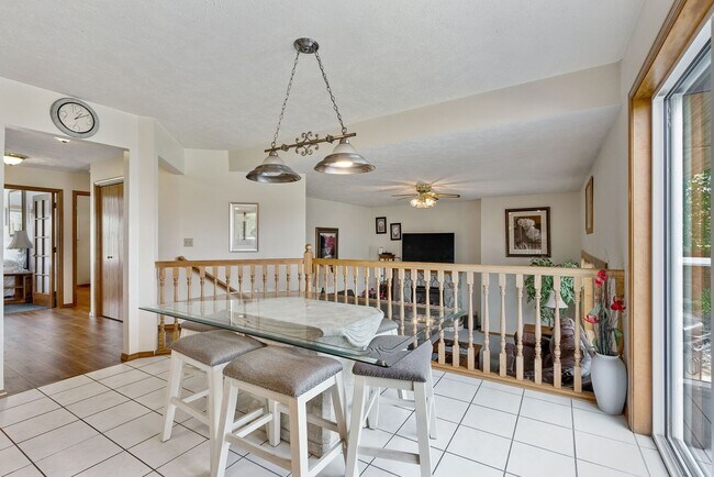 Foto del edificio - Stunning Home Along Spokane River Complete...