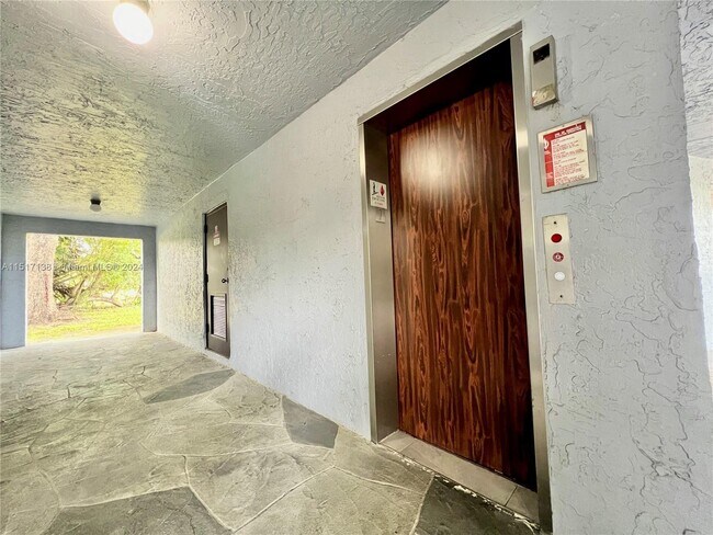 Foto del edificio - 8450 Lagos De Campo Blvd