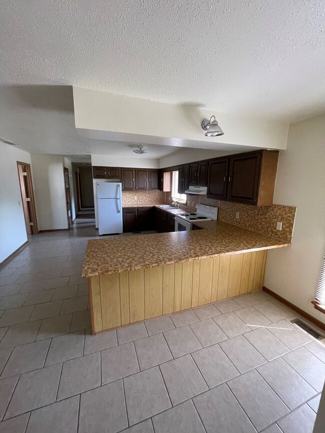 Building Photo - Bev House - 4 bedroom, 1.5 bath house - NO...