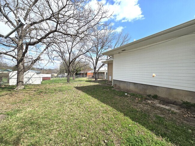 Building Photo - 1401 W Ave B