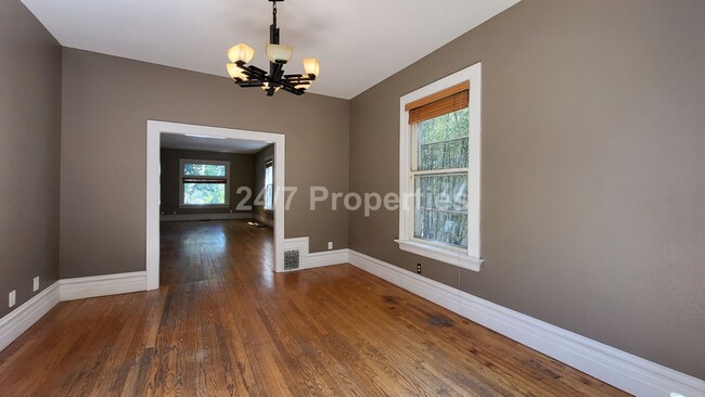 Building Photo - Beautiful Vintage 3 BD | 2.5 BA Home - Nob...