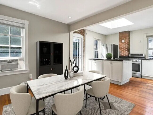 Foto del edificio - NEU 6 BED 3 BATH!!!!!