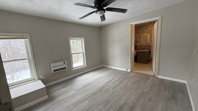 Building Photo - 235 E Main St