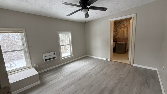 Foto del edificio - 235 E Main St