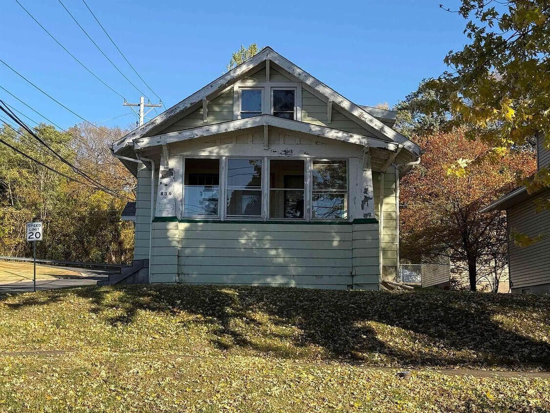 Building Photo - Charming 3-Bedroom Home with Enclosed Porch and Basement!