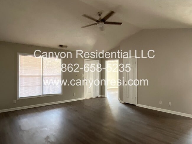 Building Photo - 461 Bedford Knoll Dr