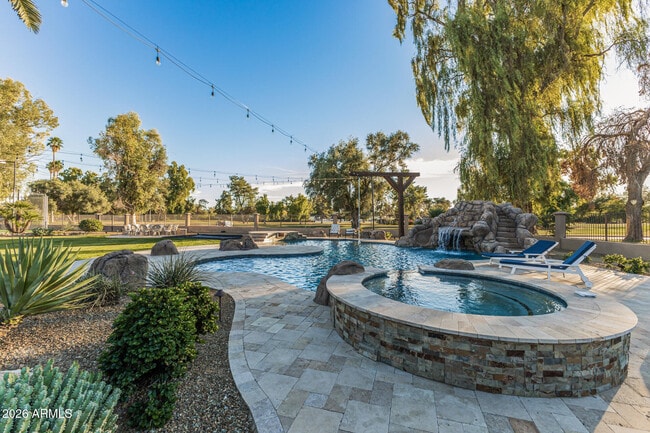 Foto del edificio - 5821 E Cactus Rd