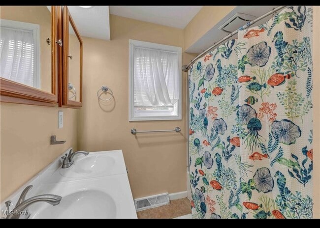 Foto del edificio - 1374 W 116th St