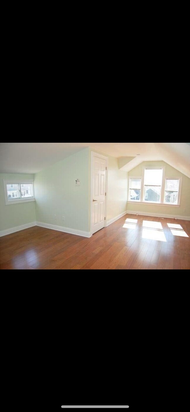 Building Photo - 374 Wickenden St
