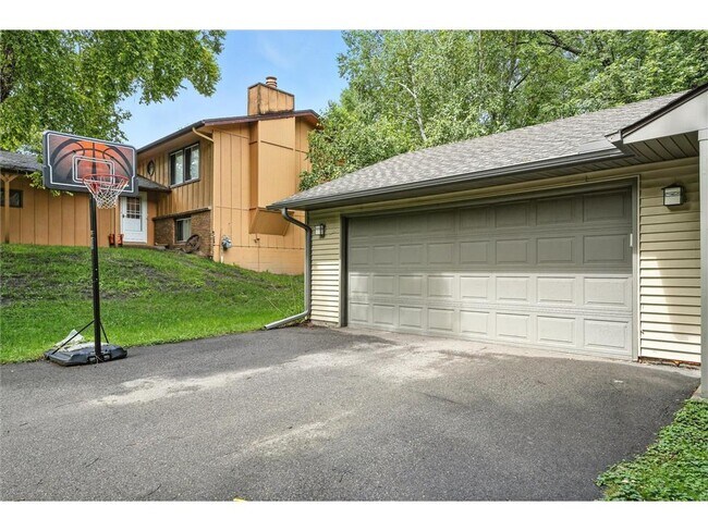 Building Photo - 11220 Red Fox Dr N