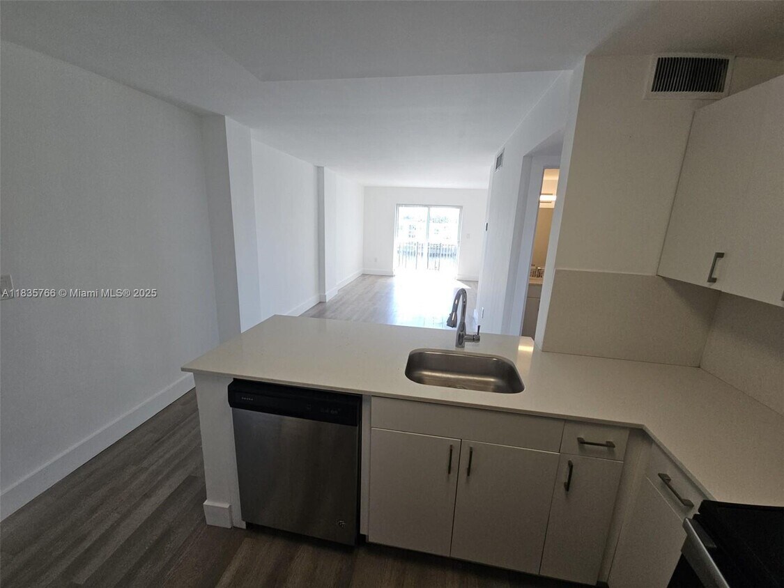Foto principal - 8101 Crespi Blvd