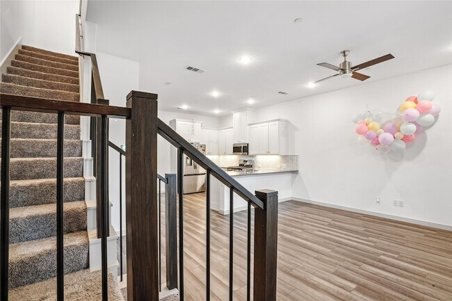Foto del edificio - 6441 Iron Horse Blvd