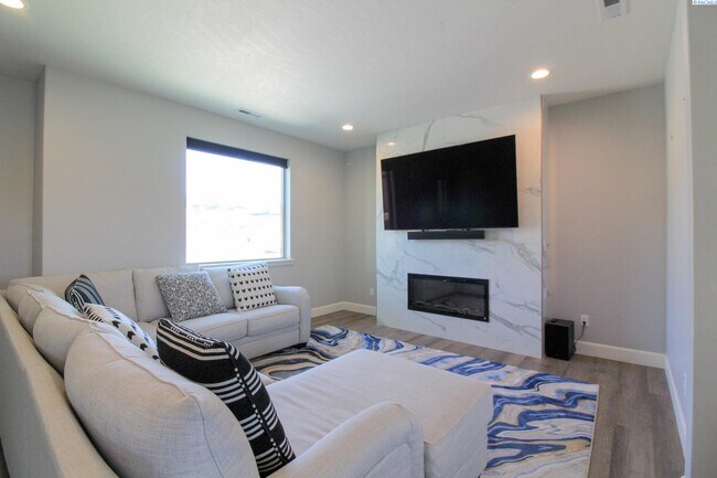 Building Photo - 4 Bed, 2.5 Bath House in South Kennewick