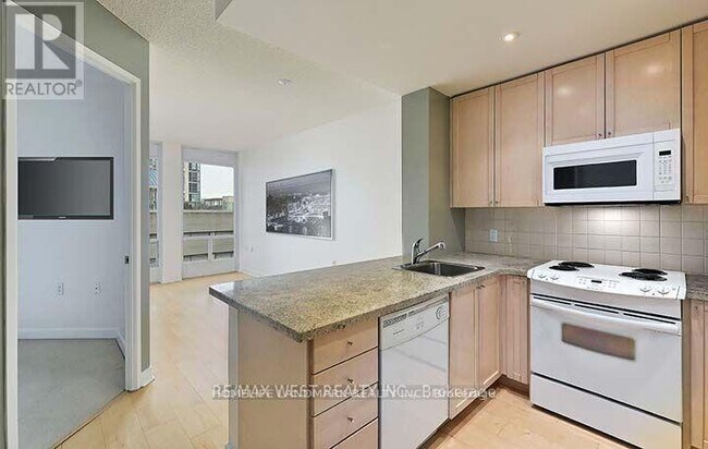 Photo du bâtiment - 85-1285 Bloor St E