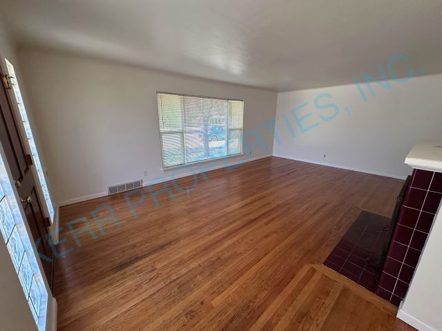 Building Photo - Charming 2-Bed Retreat in Prime Portland L...