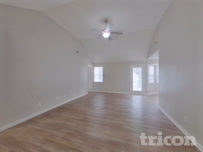 Building Photo - 2736 Daffodil Dr