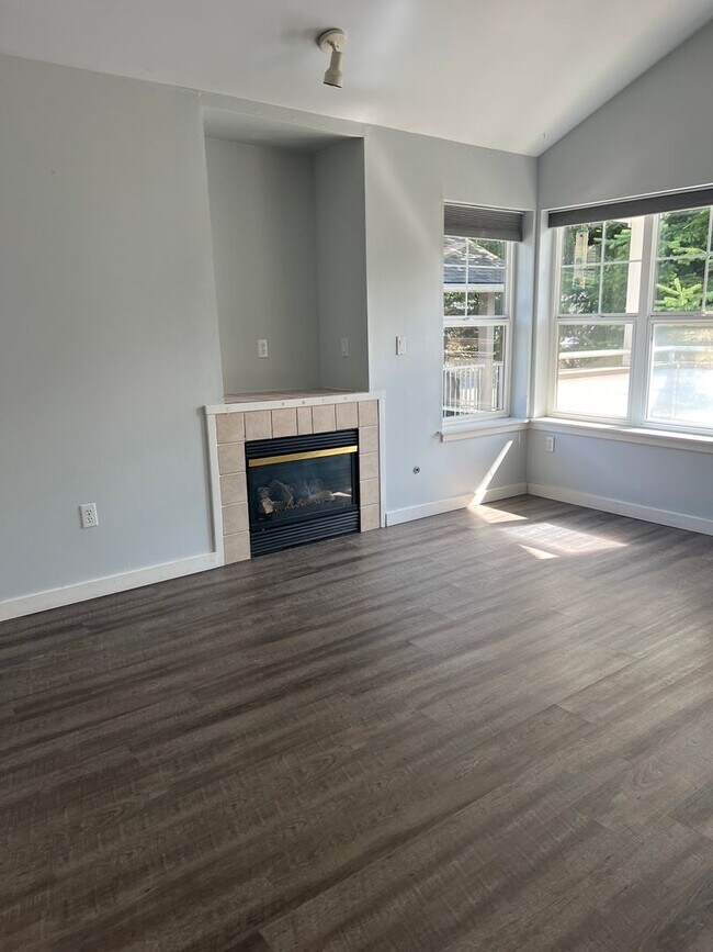Foto del edificio - Vaulted Ceilings, Fireplace, LVP Flooring,...