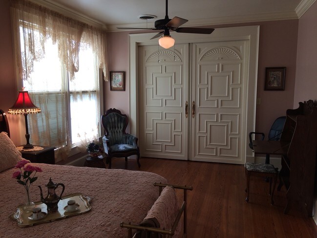 UPSTAIRS MASTER QUEEN SIZE - 400 Millaudon St