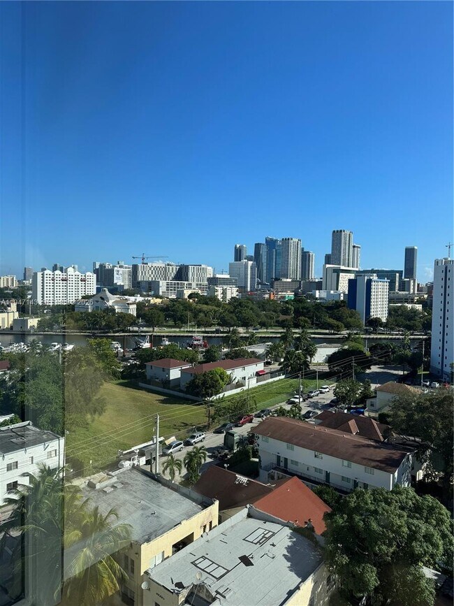 Foto del edificio - 36 NW 6th Ave