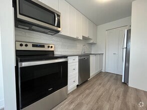 Building Photo - 130-150 Christopher Drive