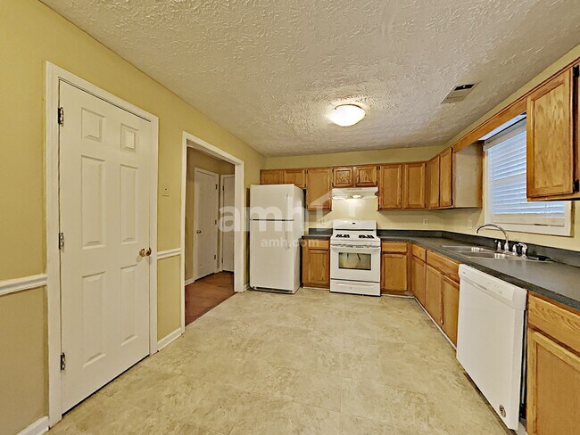 Building Photo - 570 Swan Creek Ct