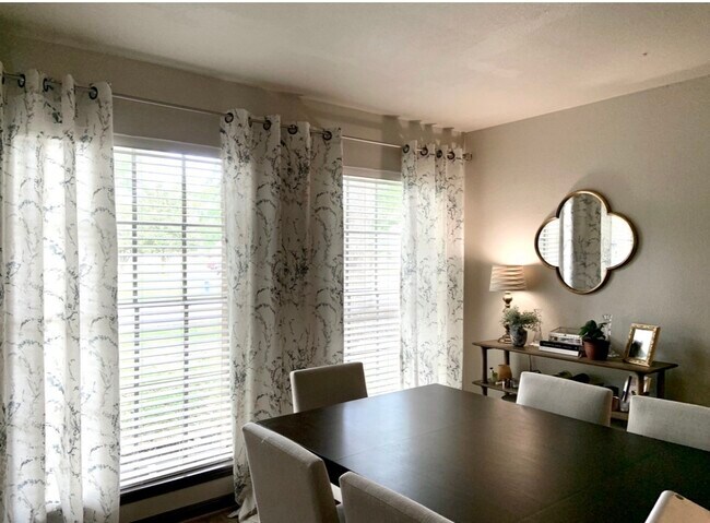 Building Photo - 2534 Rosefield Dr