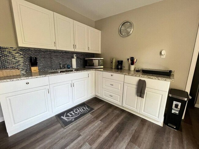 Foto del edificio - 6208 Pinewood Village Cir W