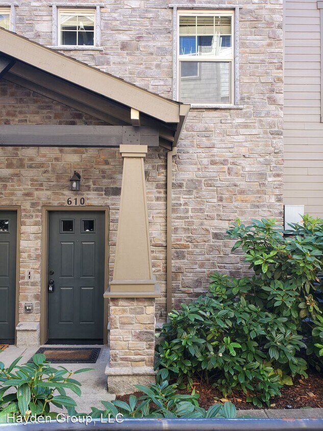 Foto principal - 2 br, 2.5 bath House - 610 NW Adwick Dr