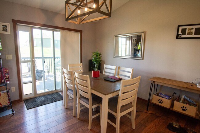 Foto del edificio - Spacious NW Home with Fenced Yard & Deck