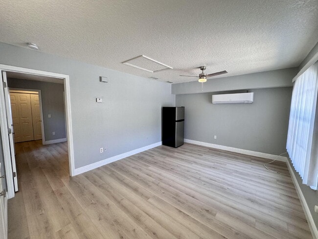 Building Photo - For Rent – Cozy 1 Bed / 1 Bath Unit in Dav...