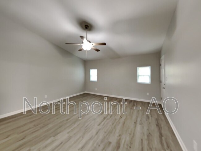 Building Photo - 2916 Medina Dr