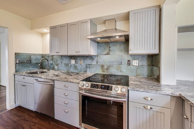 Foto del edificio - Cute 2 bed + Loft + 2 Bath SF w/ Fenced Yard